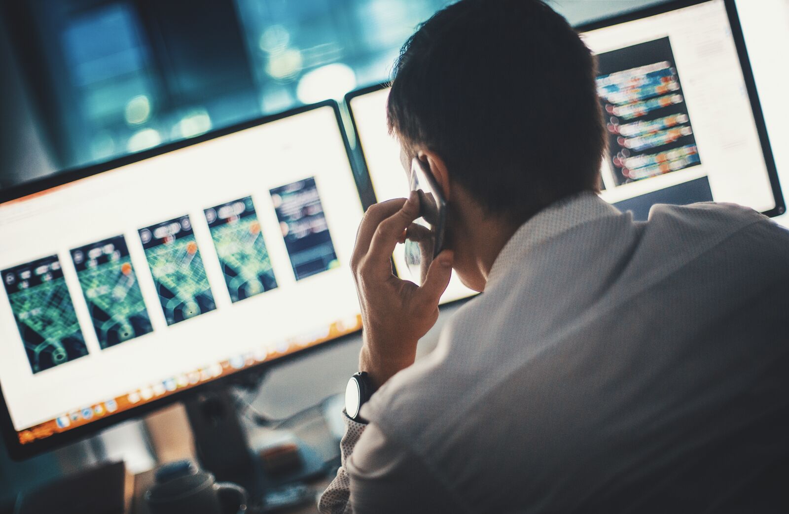 手持充电宝和智能手机的男士 