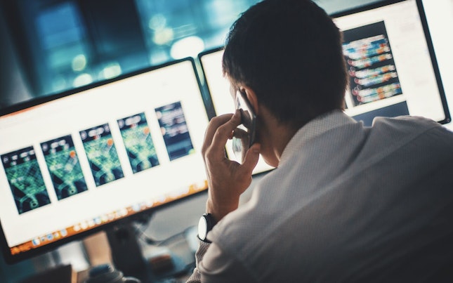 手持充电宝和智能手机的男士