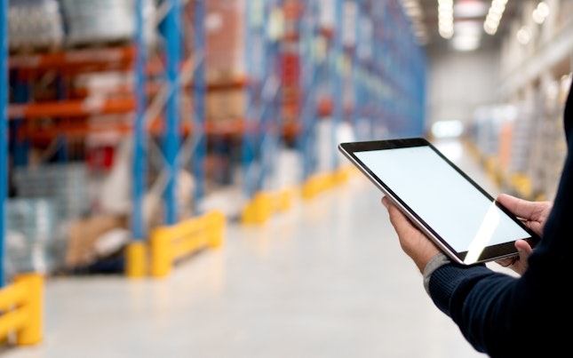 在户外使用智能手机的女士