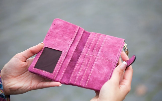 穿羽绒夹克的女士