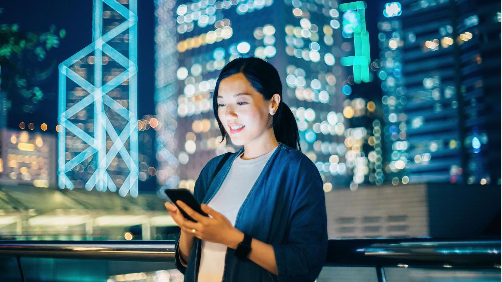 在外面使用智能手机的女士