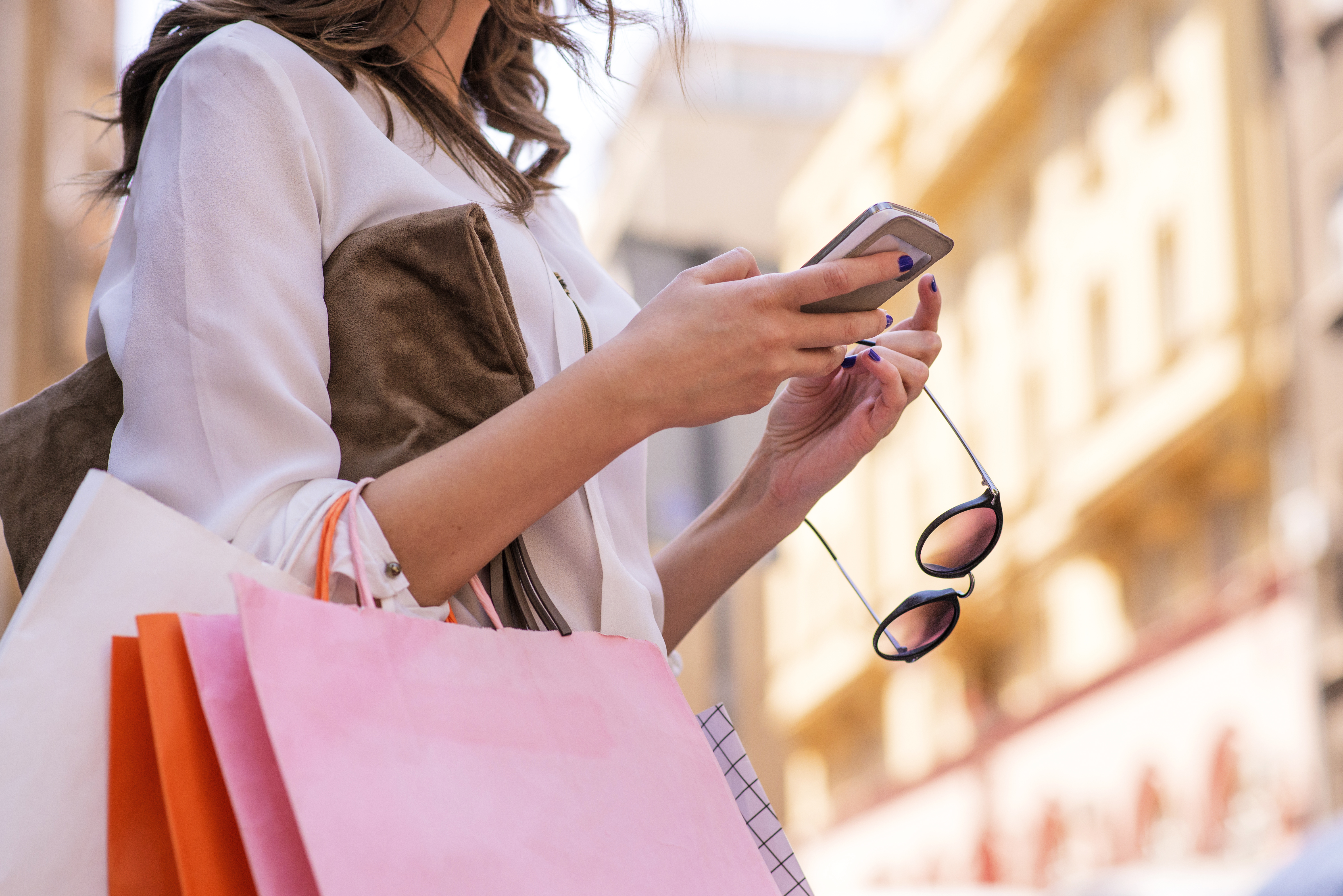 拿着购物袋的女士 