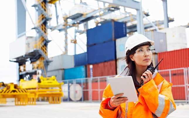 在户外使用智能手机的女士