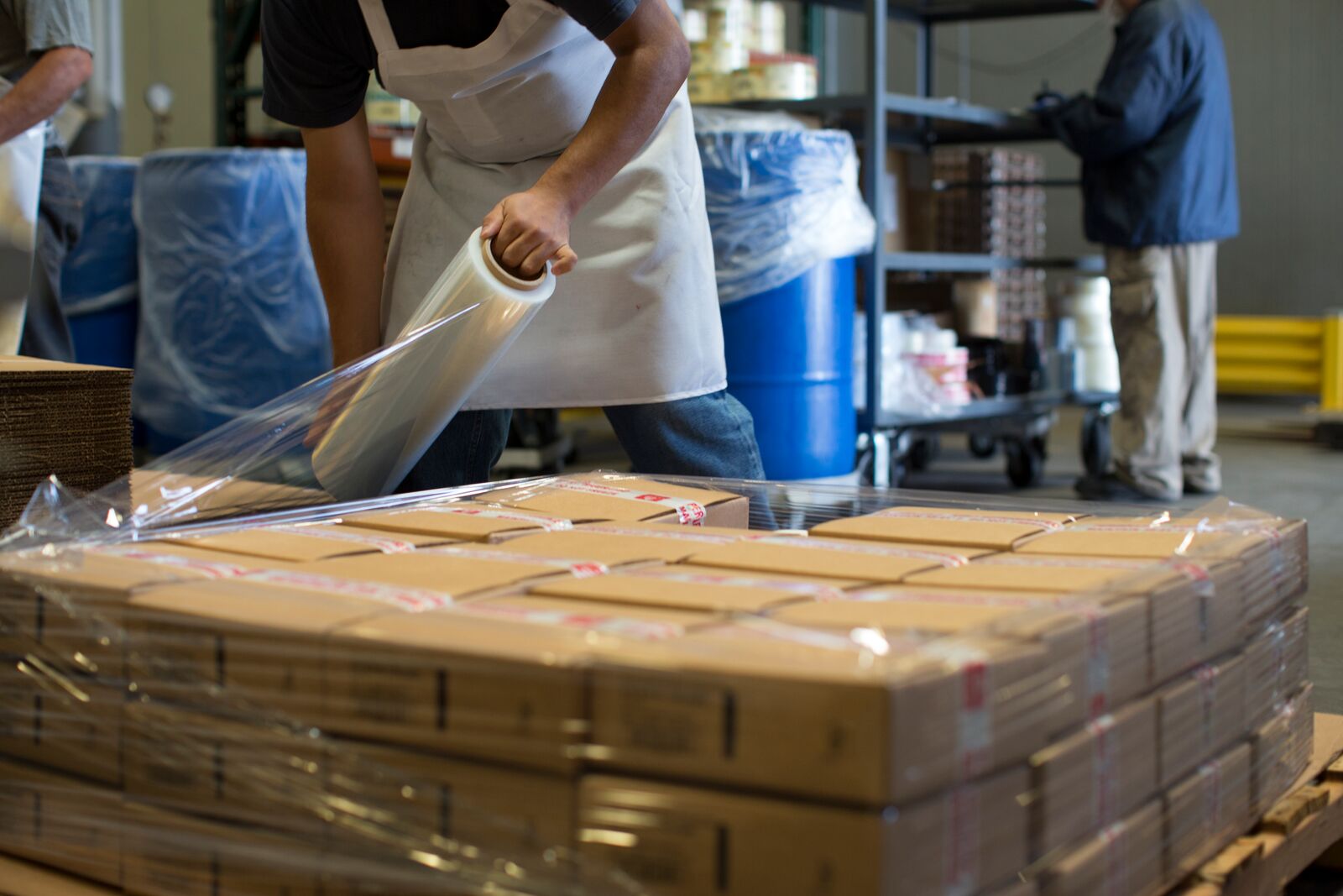 带塑料包装的工人包装包装