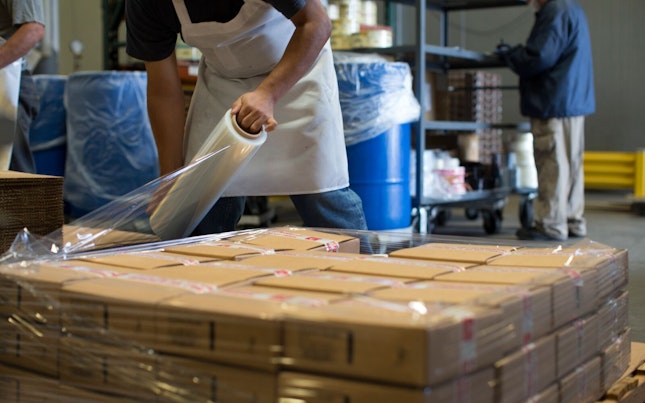 带塑料包装的工人包装包装