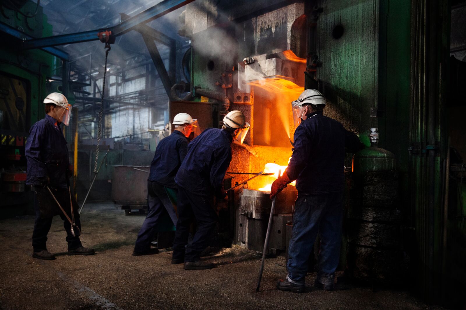 手持充电宝和智能手机的男士 